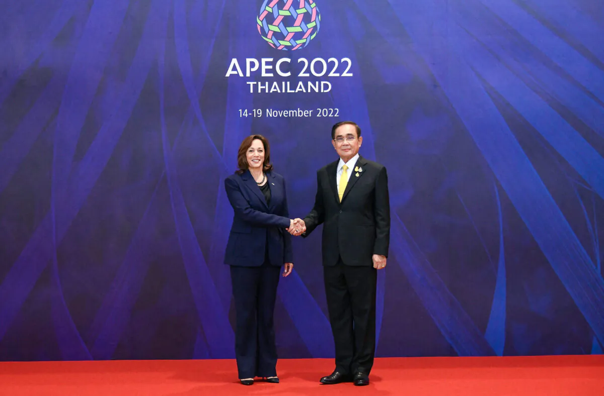 Thailand's Prime Minister Prayuth Chan-ocha welcomes U.S. Vice President Kamala Harris (L) to the APEC Summit 2022 in Bangkok, Thailand, on Nov. 18, 2022. (APEC 2022 Thailand/Handout via Reuters)