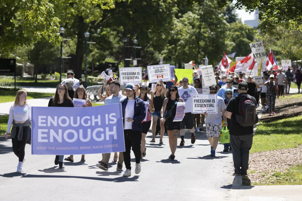 A group of Western University students hold a protest against the school's COVID-19 vaccine mandate on Aug. 27, 2022. (The Canadian Press/Nicole Osborne)