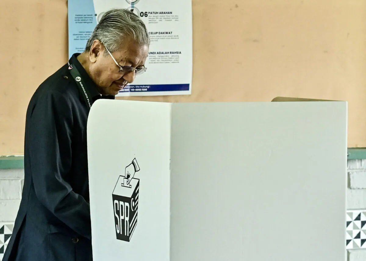 Former Malaysia Prime Minister and Gerakan Tanah Air chairman Mahathir Mohamad casts his vote for the country's general election at Alor Setar, Kedah, Malaysia, on Nov. 19, 2022. (Malaysian Department of Information/Hafiz Itam/Handout via Reuters)