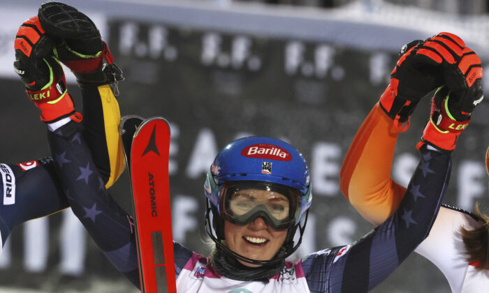 2022 年 11 月 19 日，在芬兰列维完成女子世界杯激流回旋高山滑雪比赛后，美国冠军 Mikaela Shiffrin 庆祝。（Alessandro Trovati/美联社照片）