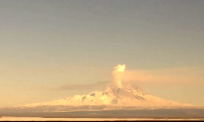 The Shiveluch volcano erupts smoke on the Kamchatka Peninsula, Russia, on Nov. 20, 2022, in a still from video. (Geophysical Service of the Russian Academy of Sciences via Reuters/Screenshot via NTD)