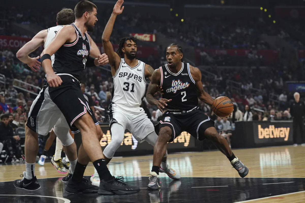 Los Angeles Clippers forward Kawhi Leonard (2) drives to the basket during the first half of the team's NBA basketball game against the San Antonio Spurs in Los Angeles, on Nov. 19, 2022. (Allison Dinner/AP Photo)