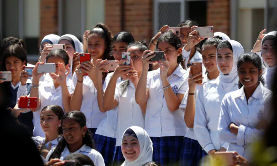 ‘Everyone Will Have to Comply’: Students to Be Banned from Smartphone Use During Class