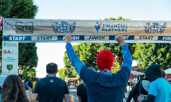 Thousands Race the Seal Beach Turkey Trot