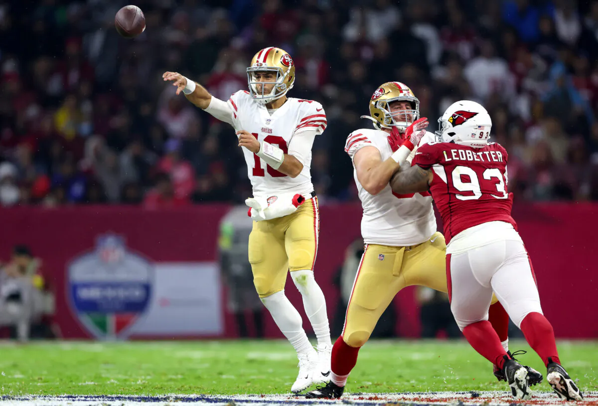 MEXICO CITY, MEXICO - NOVEMBER 21: Jimmy Garoppolo #10 of the San Francisco 49ers throws a pass against the Arizona Cardinals during the first half at Estadio Azteca on November 21, 2022 in Mexico City, Mexico. (Photo by Sean M. Haffey/Getty Images)