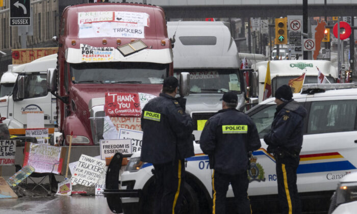 2022 年 2 月 17 日，警察在渥太华密切关注抗议卡车。（Adrian Wyld/加拿大出版社）