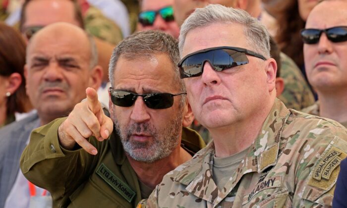 2022 年 9 月 15 日，以色列陆军参谋长 Aviv Kohavi 和美国参谋长联席会议主席 Mark Milley 将军（右）出席在以色列南部 Tze'elim 城市战训练中心基地举行的国际军事创新大会. (Jack Guez/AFP via Getty Images)