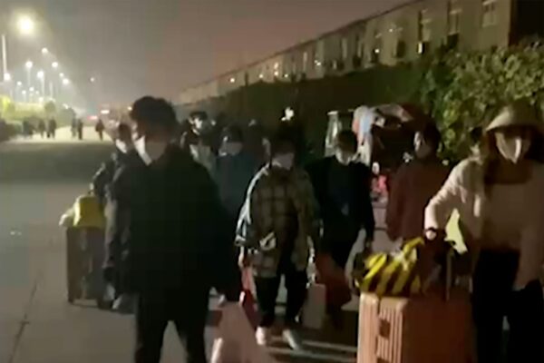 People leaving Foxconn in Zhengzhou