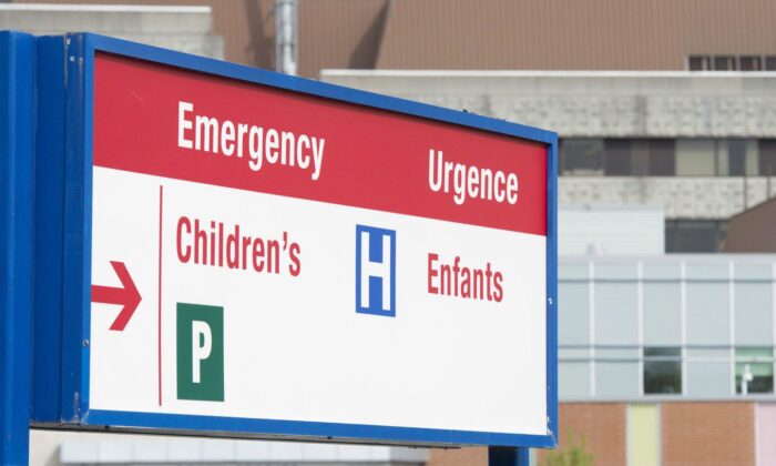 2015 年 5 月 15 日在渥太华的 CHEO 展示了一个指示访客到急诊室的标志。  （加新社/Adrian Wyld）
