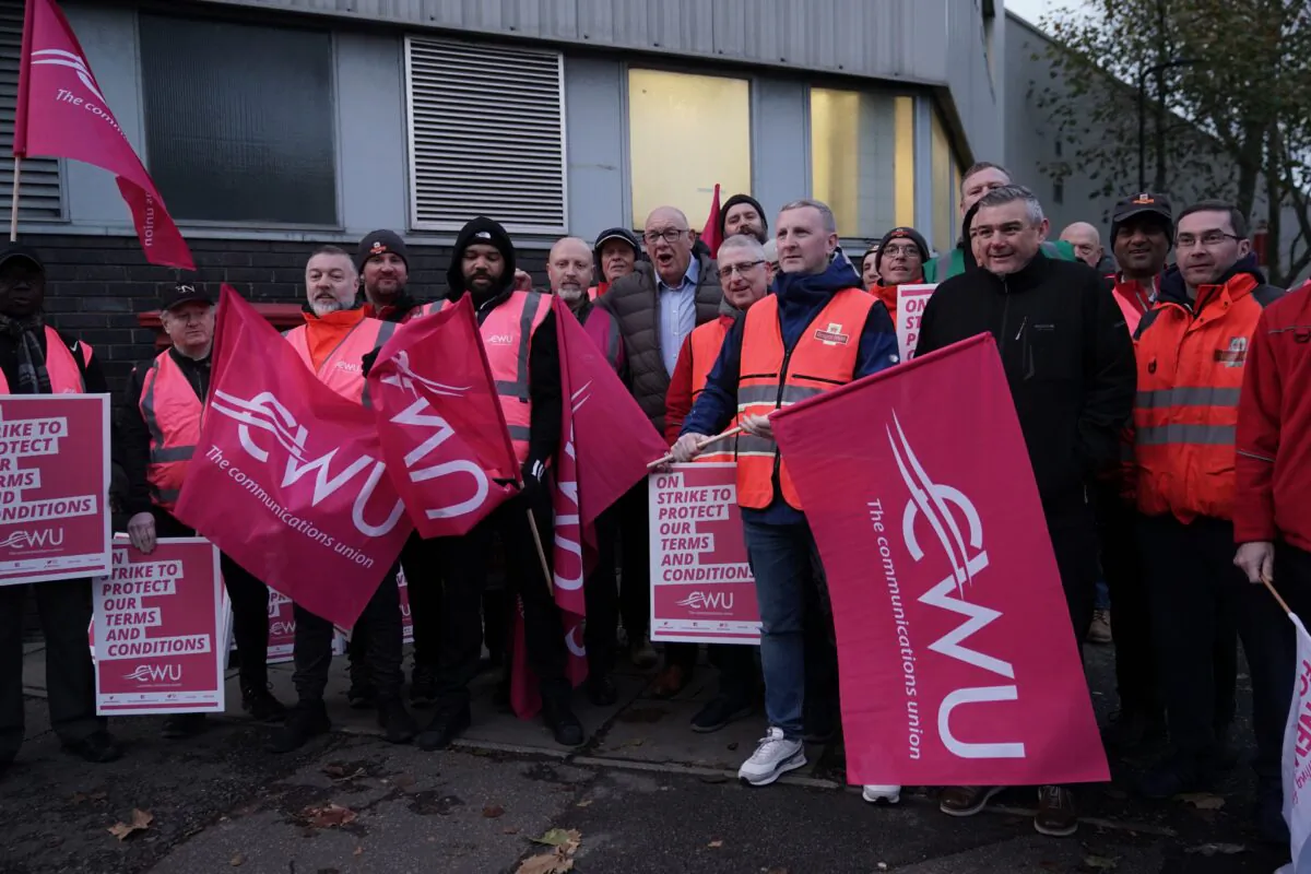 Communication Workers Union (CWU) general secretary Dave Ward (centre) joins postal workers on the picket line at the Camden Town Delivery Office in north west London, on Nov. 24, 2022. (Yui Mok/PA Media)
