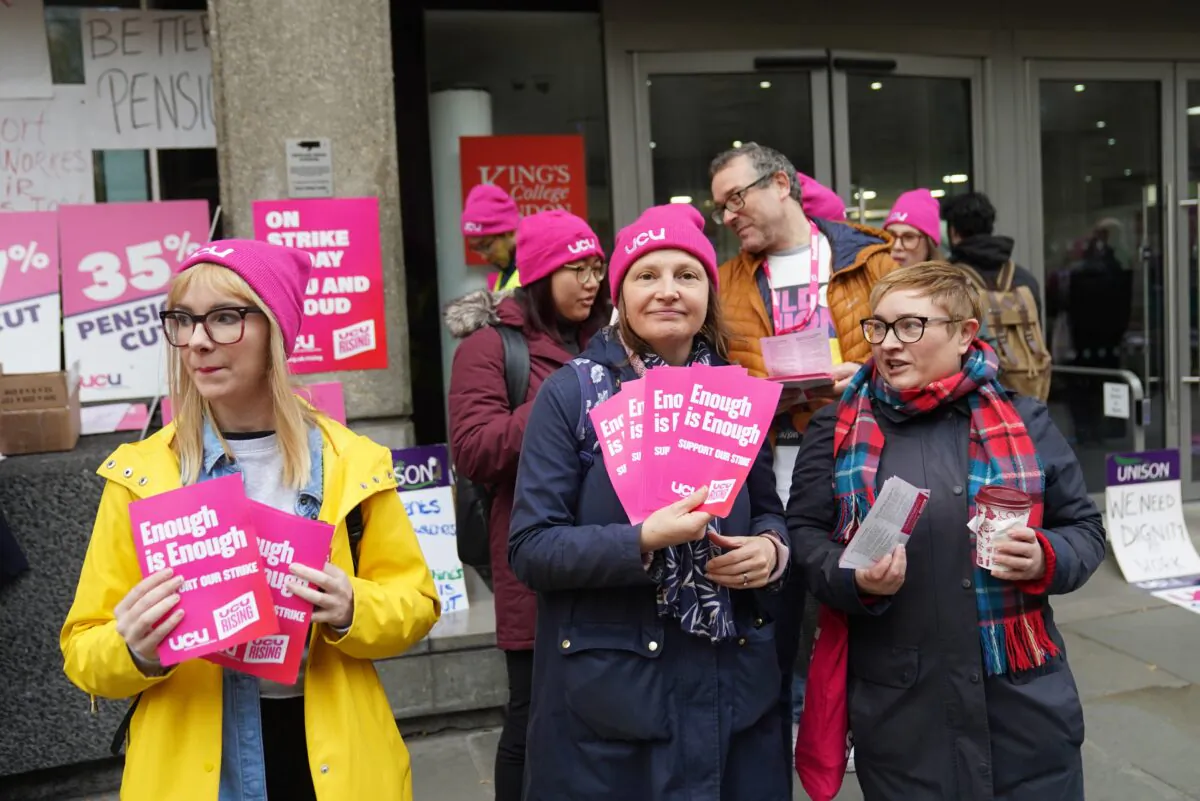 Lecturers on the picket line outside King's College London, in London, on Nov. 24, 2022. (Stefan Rousseau/PA Media)