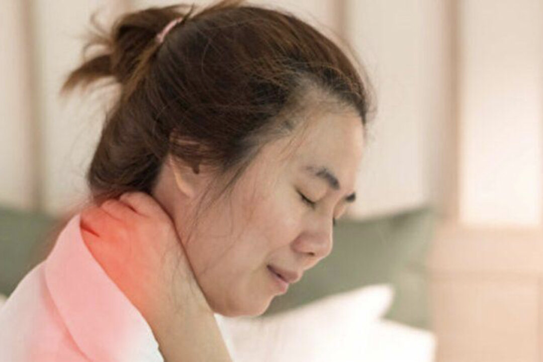 In daily life, we often find when some people bow their heads, there is a mass bulging on the back of the neck, which is usually called the "Dowager’s Hump." (Shutterstock)