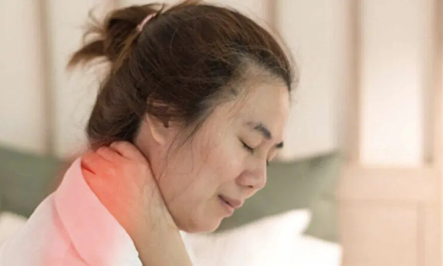 In daily life, we often find when some people bow their heads, there is a mass bulging on the back of the neck, which is usually called the "Dowager’s Hump." (Shutterstock)