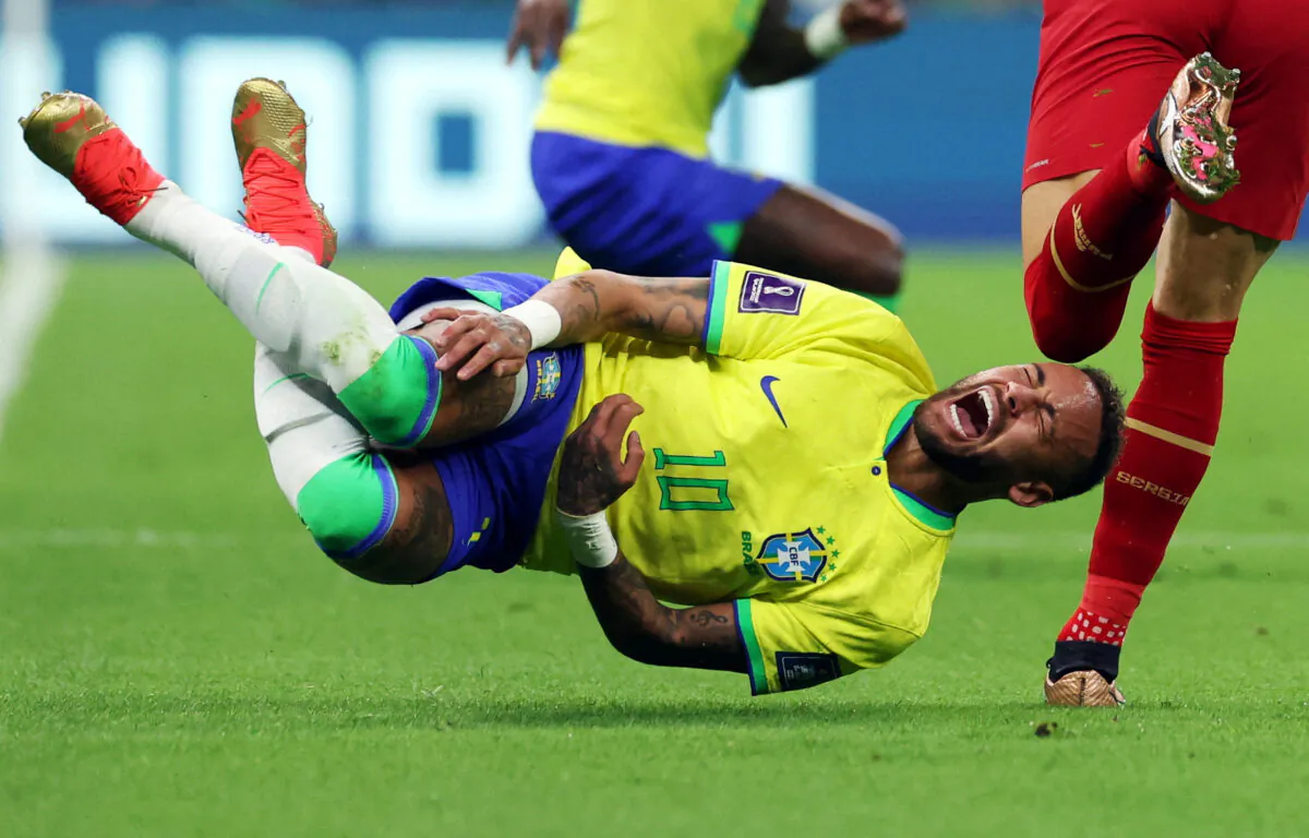 Brazil's Neymar reacts after a challenge from Serbia'a Sasa Lukic during the Soccer Football—FIFA World Cup Qatar 2022—Group G—Brazil vs. Serbia match at Lusail Stadium in Lusail, Qatar, on Nov. 24, 2022. (Amanda Perobelli/Reuters)