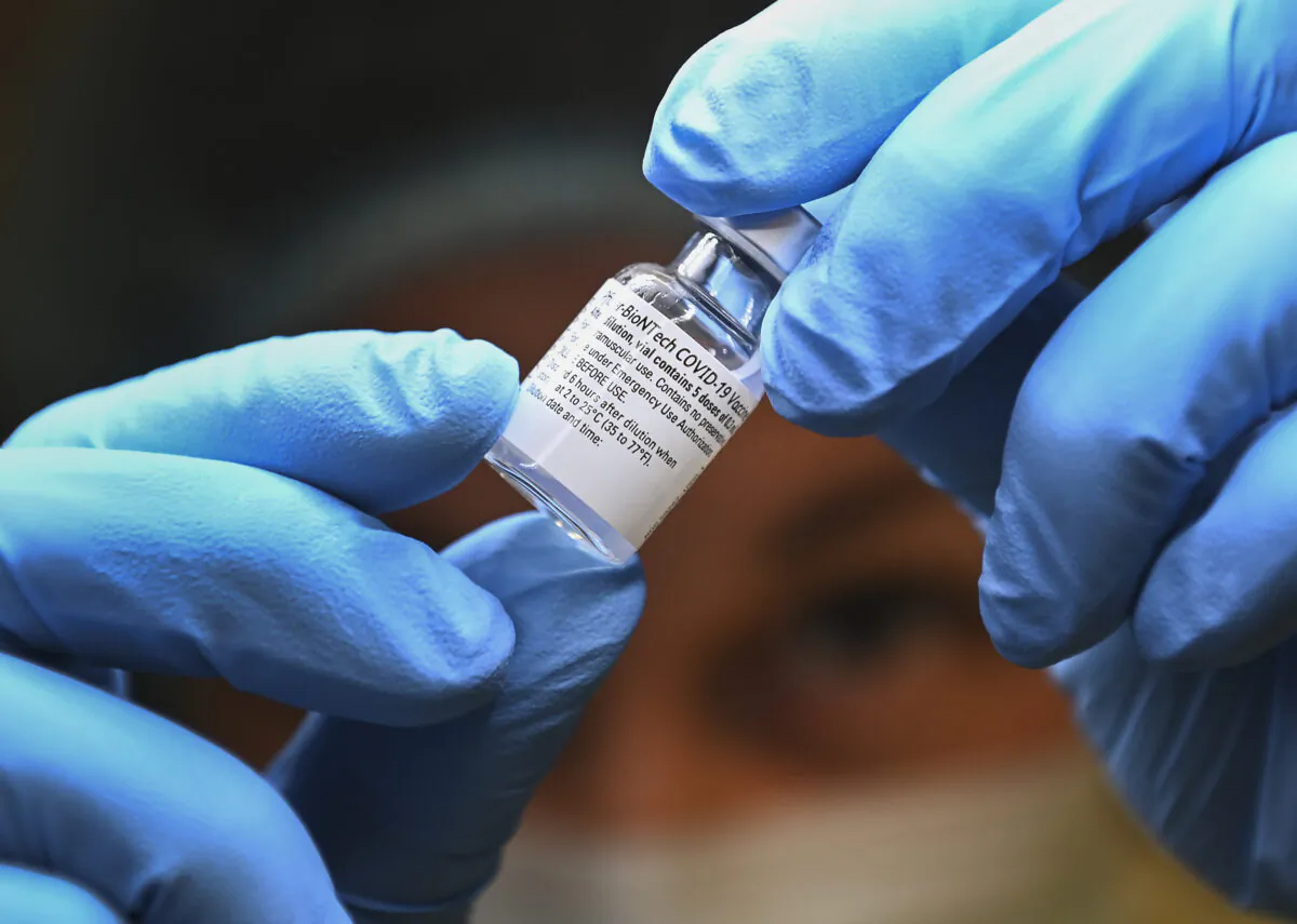 A health-care worker prepares a dose of the Pfizer-BioNTech COVID-19 vaccine at a UHN COVID-19 vaccine clinic in Toronto on Jan. 7, 2021. (The Canadian Press/Nathan Denette)