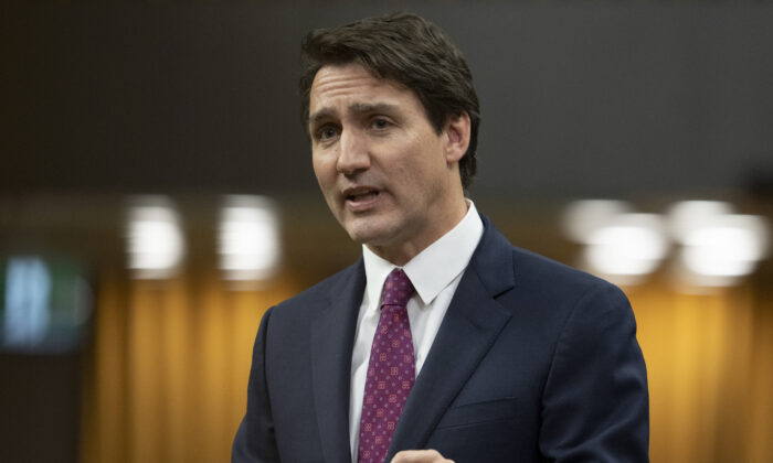 2022 年 11 月 24 日，加拿大总理贾斯汀·特鲁多 (Justin Trudeau) 在质询期间在渥太华起立。（加拿大出版社/Adrian Wyld）