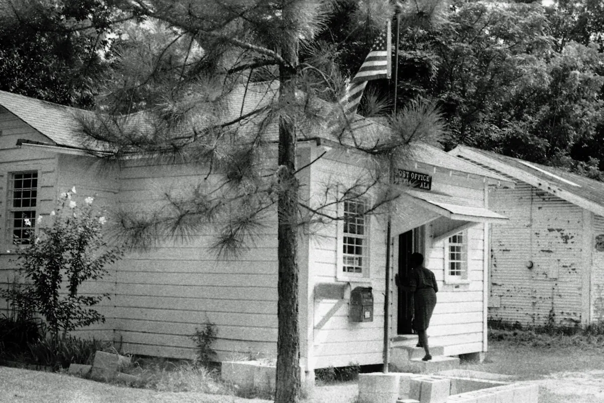 The post office in Mexia, Alabama serves as a community gathering place. (Courtesy of Gwenyth McCorquodale)