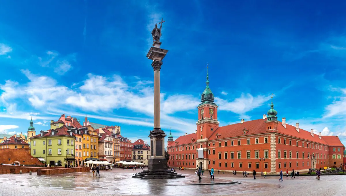 Sigismund’s Column and the Royal Castle in Warsaw (R), Poland. Over the centuries, the castle’s architects have incorporated medieval, baroque, and neoclassical art and architectural styles to the building. (Sergii Figurnyi/Shutterstock)