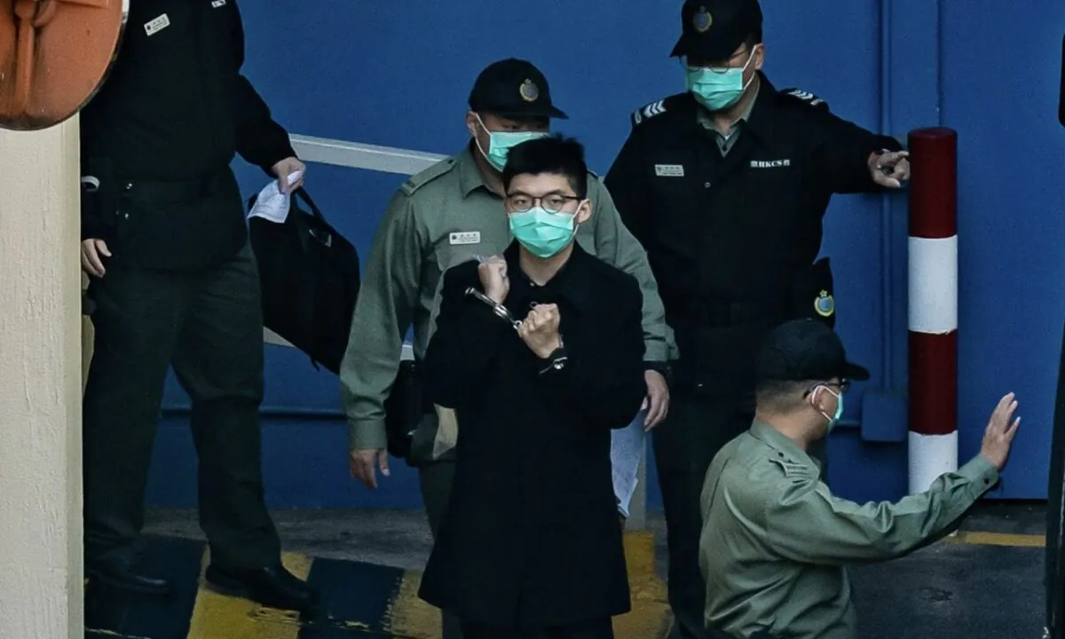The picture shows Joshua Wong (middle, handcuffed) in Lai Chi Kok Detention Center on Dec. 18, 2020. (Anthony Kwan/Getty Images）