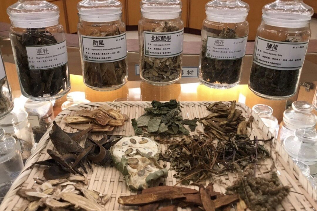 More and more scientific studies have found that Chinese herbal medicine has positive effects in fighting COVID-19 and regulating body functions. (Lee Yixin/The Epoch Times)