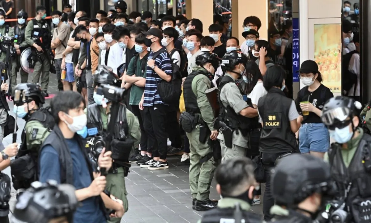 Hong Kong Police arresting citizens for attending an illegal assembly in Causeway Bay, Hong Kong on Oct. 1, 2020. (Sung Pi-Lung/The Epoch Times).