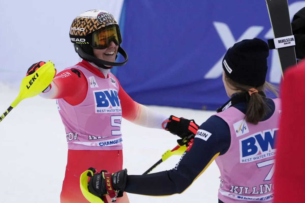 Switzerland's Wendy Holdener (L) embraces Switzerland's Anna Swenn Larsson after a World Cup slalom skiing race in Killington, Vt., on Nov. 27, 2022. (Robert F. Bukaty/AP Photo)