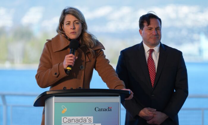 2022 年 11 月 27 日，公共安全部长马可·门多西诺 (Marco Mendocino) 在温哥华举行的宣布加拿大印太战略的新闻发布会上听取了外交部长梅兰妮·乔利 (Melanie Joly) 的提问。（加通社/达里尔·戴克）