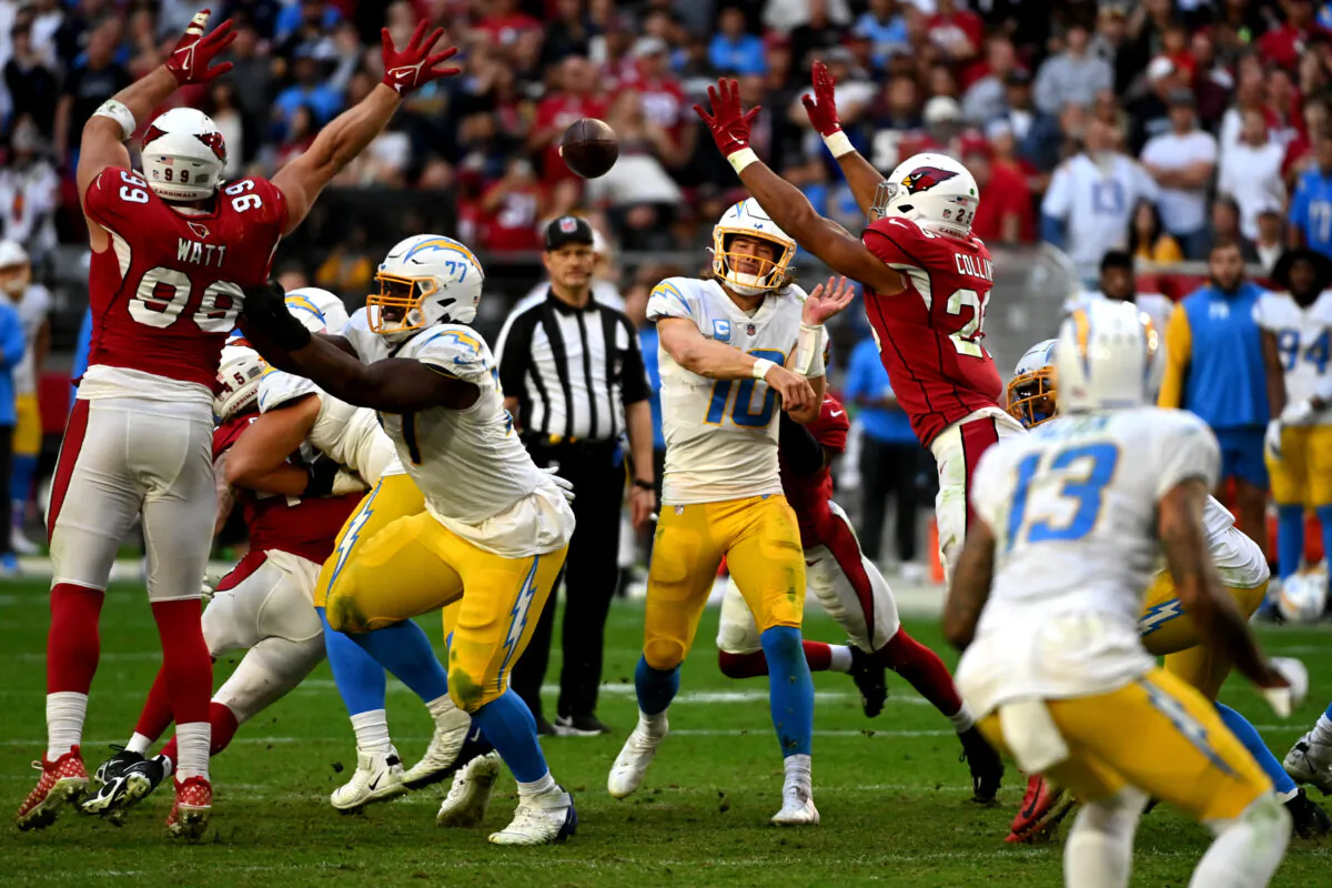 Justin Herbert (10) of the Los Angeles Chargers throws a pass in the fourth quarter of a game against the Arizona Cardinals at State Farm Stadium in Glendale, Ariz.,  on Nov. 27, 2022. (Norm Hall/Getty Images)