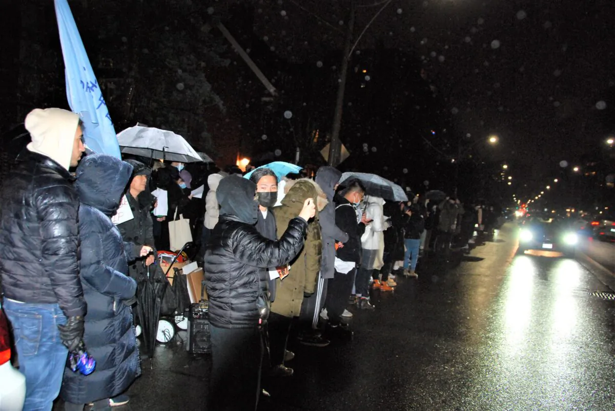 Nearly 1,000 Chinese students rally in front of the Chinese consulate to call for an end to the Chinese Communist Party, in Toronto on Nov. 27, 2022. (Michelle Hu/The Epoch Times)