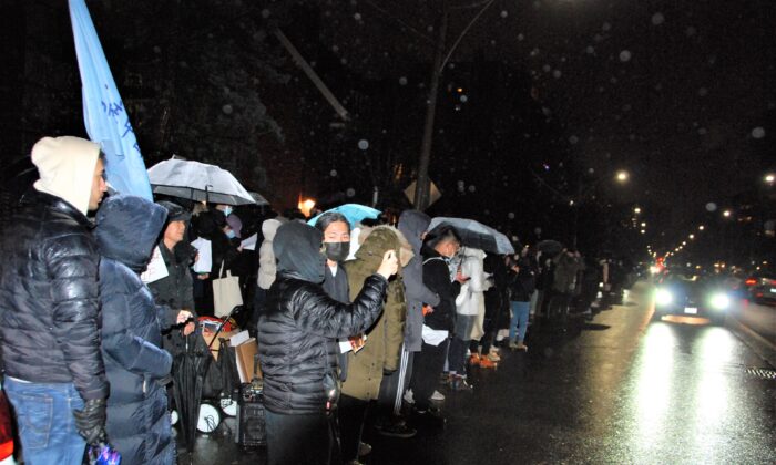 Nearly 1,000 Chinese Students in Toronto Rally in Solidarity With Protesters in China Against 'Zero-COVID' Policies