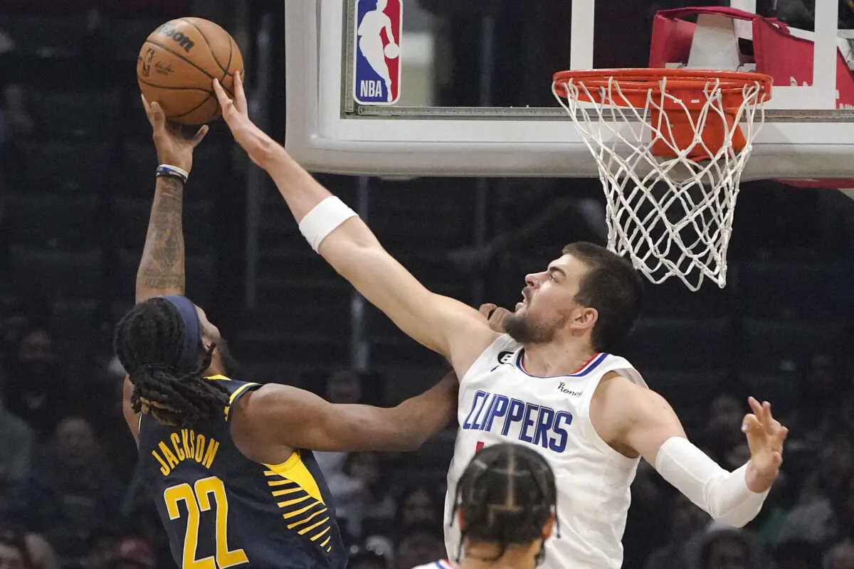  Los Angeles Clippers center Ivica Zubac (R ) blocked the shot of Indiana Pacers forward Isaiah Jackson (L) has his during the first half of an NBA basketball game in Los Angeles, Nov. 27, 2022. (Mark J. Terrill/AP Photo)