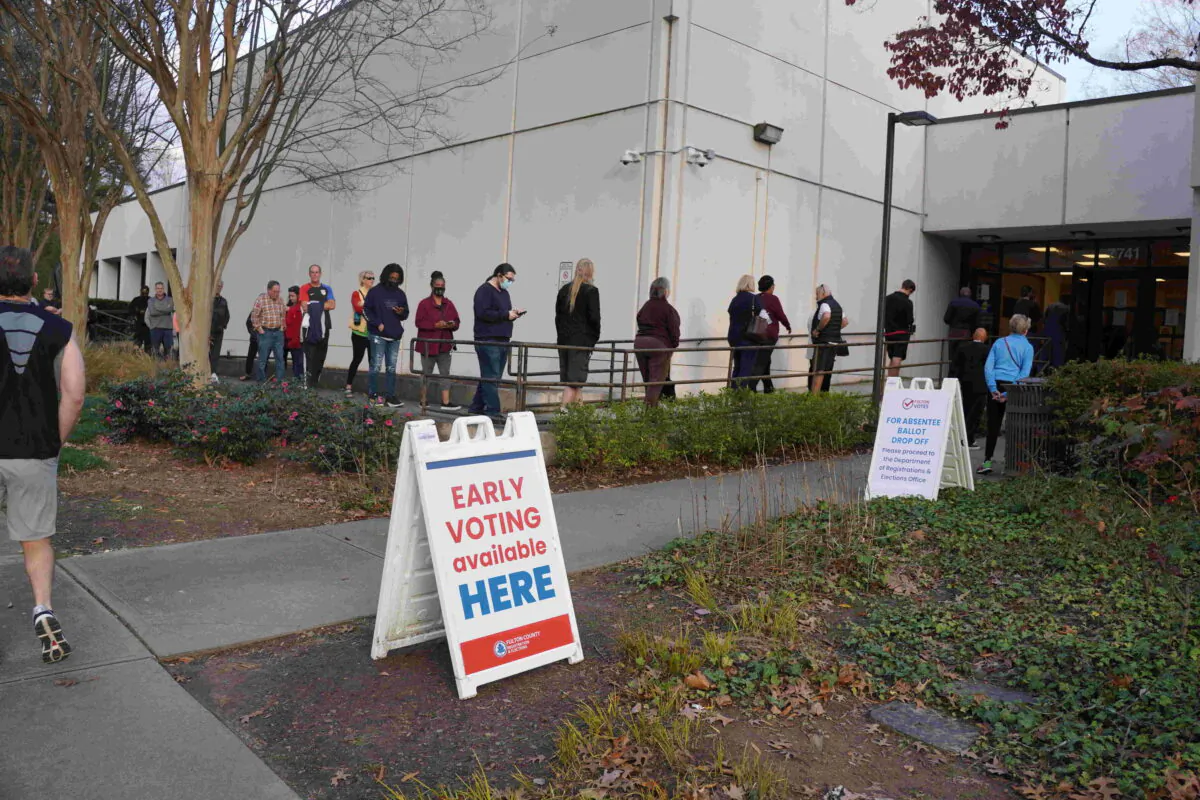 Georgia voters line up for early voting in the Senate runoff at the North Fulton County Annex in Sandy Springs on Nov. 29, 2022. (Dan Berger/The Epoch Times.)
