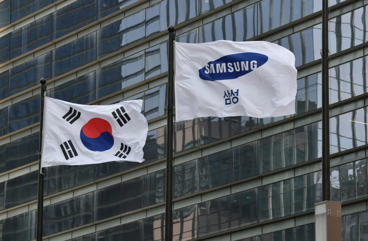 A South Korean national flag (L) and a Samsung flag (R)  flutter outside the company's Seocho building in Seoul on May 6, 2020. (Jung Yeon-je/AFP via Getty Images)