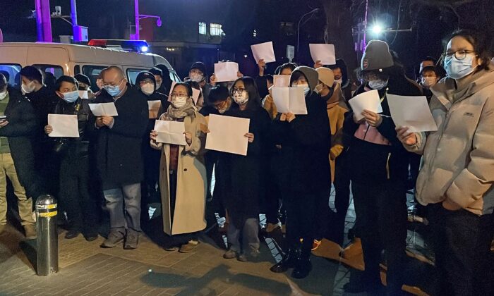 抗议者于 2022 年 11 月 28 日在北京为一场致命火灾的受害者举行集会，并抗议中国对 COVID-19 的严格限制。（Michael Zhang / AFP via Getty Images）