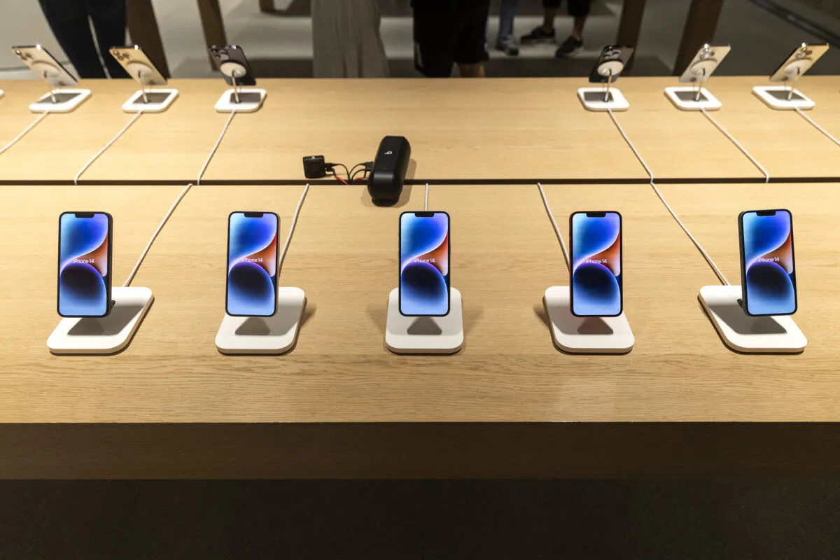 New Apple iPhone 14's are put on display at an Apple store in Wuhan, China, on Sept. 16, 2022. (Getty Images)