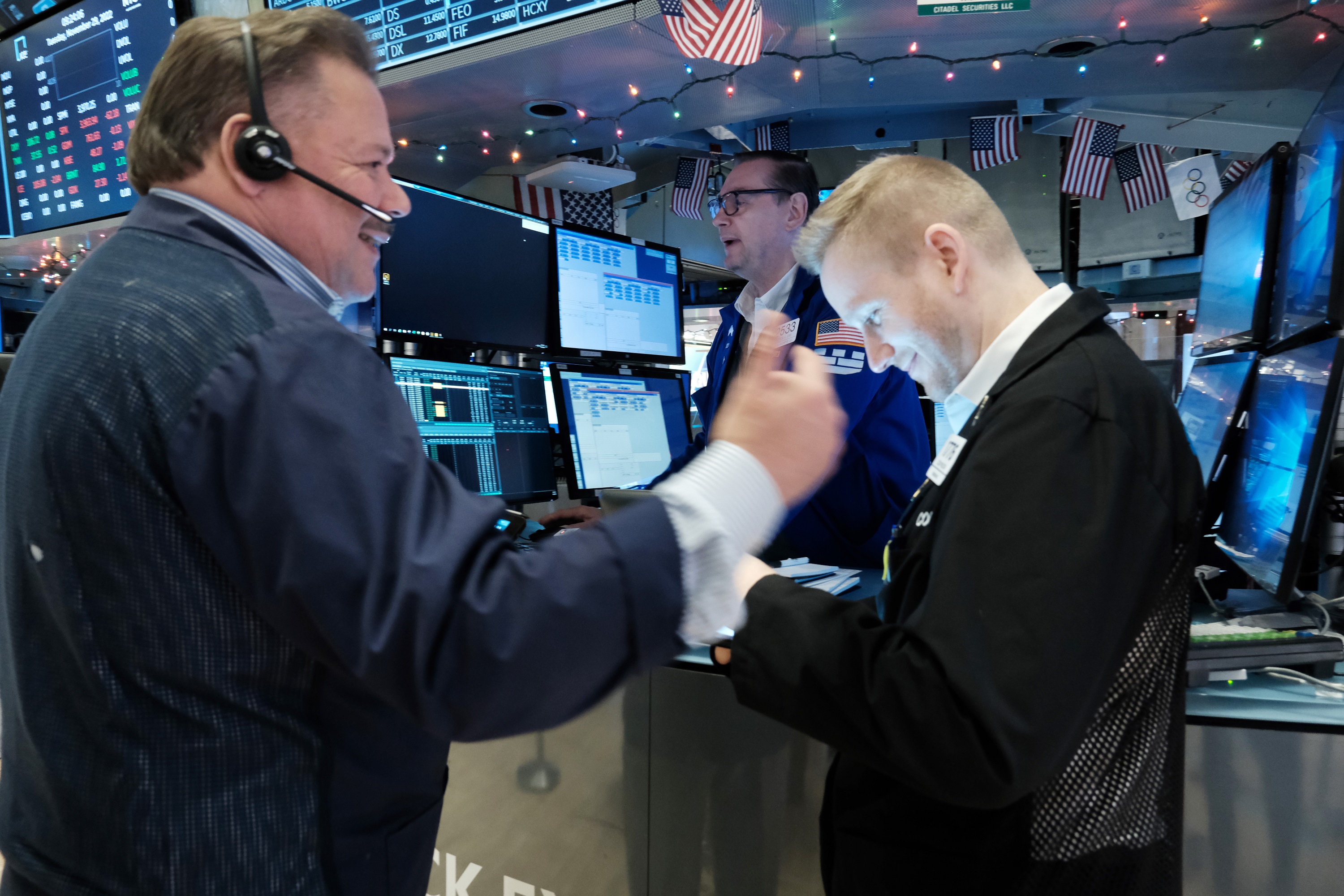 S&P 500 Ends Down as Apple Dips and Traders Eye Powell Speech - Vimarsana News