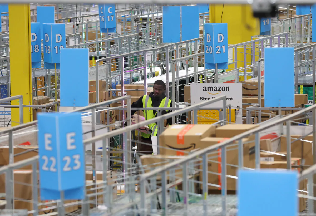 An Amazon worker sorts packages at an Amazon delivery station in Alpharetta, Ga., on Nov. 28, 2022. (Justin Sullivan/Getty Images)