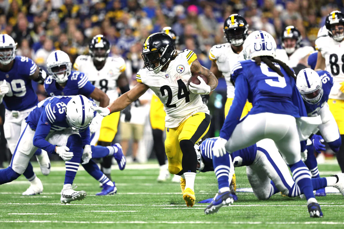 Benny Snell Jr. (24) of the Pittsburgh Steelers runs the ball against Rodney Thomas II (25) of the Indianapolis Colts during the second quarter in the game at Lucas Oil Stadium in Indianapolis, on Nov. 28, 2022. (Michael Hickey/Getty Images)