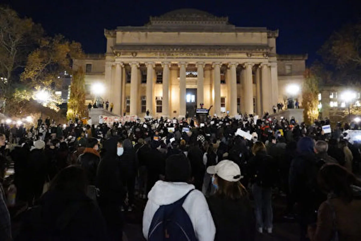 On Nov. 28, 2022, Chinese students studying in New York held a vigil for the victims of the Xinjiang apartment fire  on the campus of Columbia University. (Lin Yijun/The Epoch Times)
