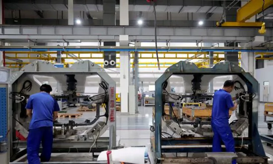 China Factory, Services Activities Slide to 7-Month Lows on COVID-19 Curbs