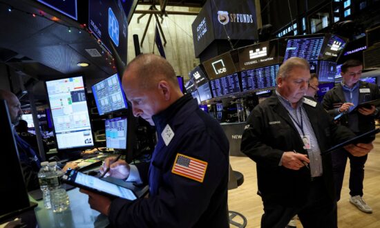 Wall Street Opens Flat Ahead of Powell Speech