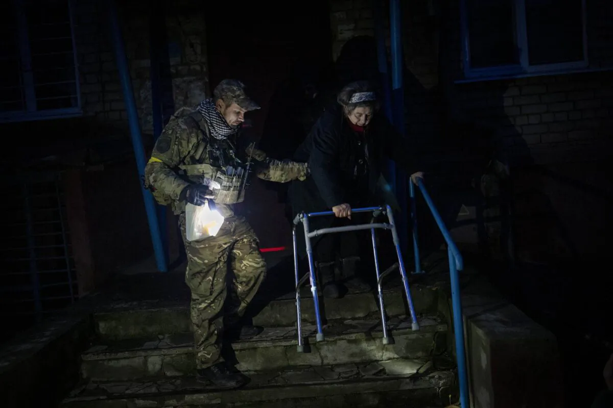 Elderly residents are evacuated from the southern city of Kherson, Ukraine, Nov. 27, 2022. (The Canadian Press/AP-Bernat Armangue)
