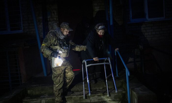 2022 年 11 月 27 日，乌克兰南部城市赫尔松的老年居民被疏散。（加新社/AP-Bernat Armangue）
