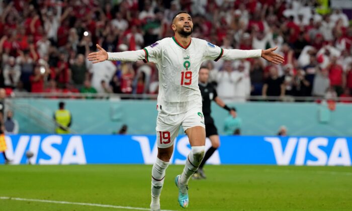2022 年 12 月 1 日，摩洛哥的 Youssef En-Nesyri 在卡塔尔多哈的 Al Thumama 体育场举行的加拿大和摩洛哥世界杯 F 组足球比赛中攻入球队的第二个进球后庆祝。（Natacha Pisarenko/美联社照片）