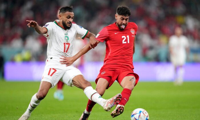 2022 年 12 月 1 日，在卡塔尔多哈的 Al Thumama 体育场举行的 F 组世界杯足球赛下半场比赛中，加拿大中场球员乔纳森·奥索里奥（21 岁）和摩洛哥中场球员索菲亚内·布法尔（17 岁）争夺球权。（加通社/内森）德内特）
