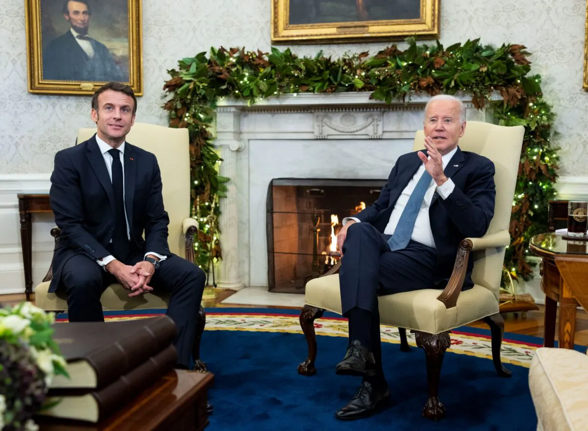 U.S. President Joe Biden and French President Emmanuel Macron (R) meet in the Oval Office at the White House in Washington on Dec. 1, 2022. (Doug Mills/Pool/Getty Images)