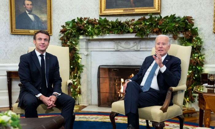 2022 年 12 月 1 日，美国总统乔·拜登和法国总统埃马纽埃尔·马克龙（右）在华盛顿白宫椭圆形办公室会面。（Doug Mills/Pool/Getty Images）