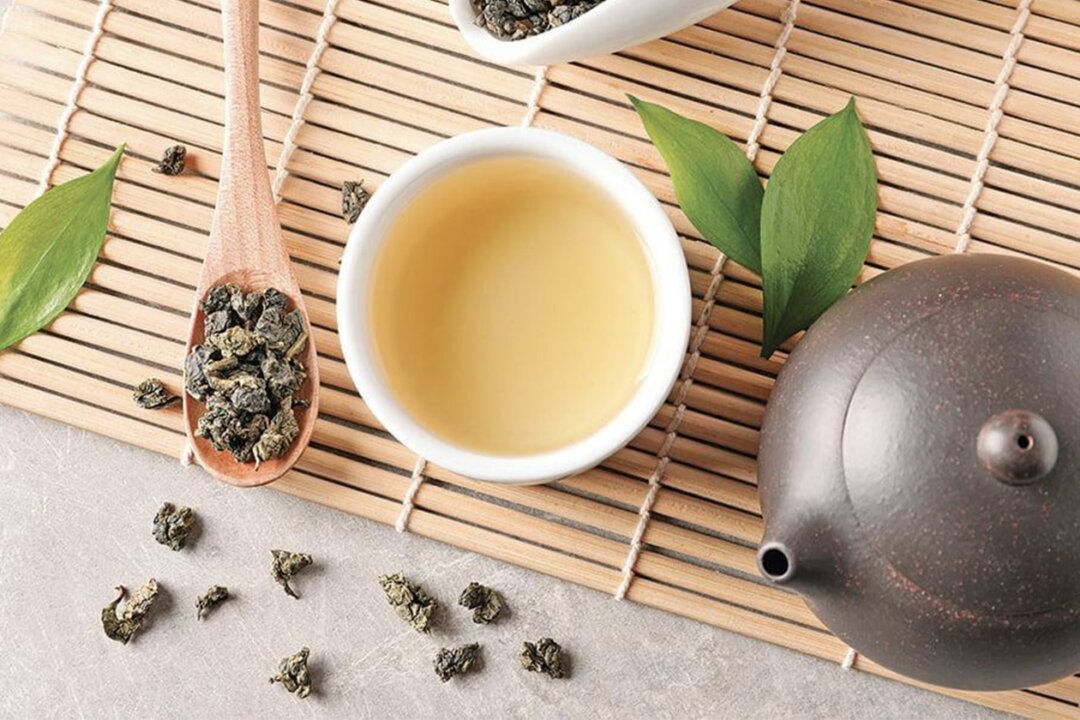 Duzhong (Eucommia ulmoides) is a traditional Chinese herb famed for its medicinal efficacy. Present day health care products “Eucommia ulmoides tea,” and “Tianqi (Radix notoginseng) Eucommia essence” are gaining popularity in Japan too. (Shutterstock)
