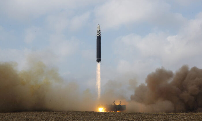 朝鲜中央通讯社 (KCNA) 于 2022 年 11 月 19 日发布的这张未注明日期的照片中发射了一枚洲际弹道导弹 (ICBM)。（KCNA 来自路透社）