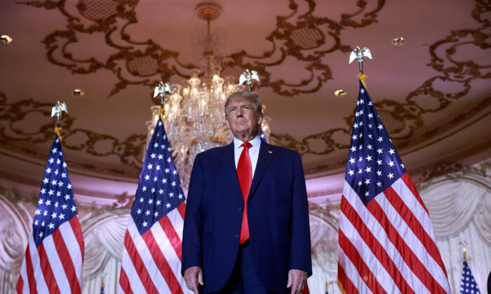 Fostul președinte Donald Trump ajunge pe scenă în timpul unui eveniment organizat în casa sa din Mar-a-Lago din Palm Beach, Fla., pe 15 noiembrie 2022. (Joe Raedle / Getty Images)